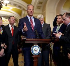 El líder de la mayoría del Senado John Thune habla a los medios de prensa en el Capitolio.