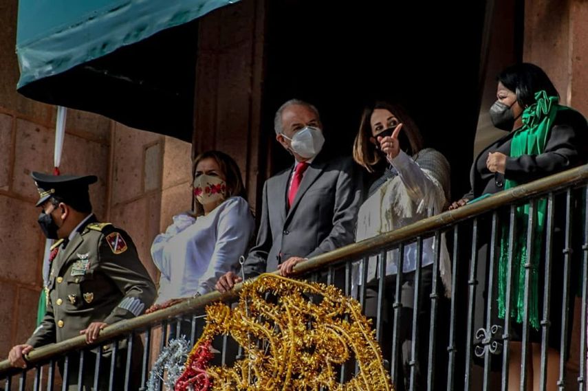 El gobernador del estado de San Luis Potosí, Juan Manuel Carreras, y autoridades del poder judicial y del Ejército mexicano.