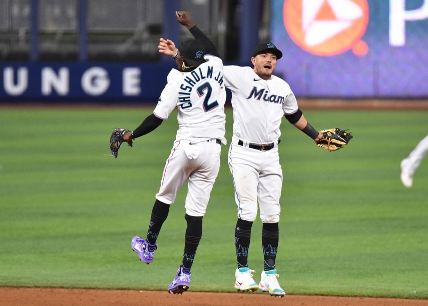 El campocorto de los Marlins de Miami Miguel Rojas y el segunda base Jazz Chisholm Jr. celebra después de que los Marlins vencieron a los Nacionales de Washington el martes 17 de mayo del 2022.&nbsp;