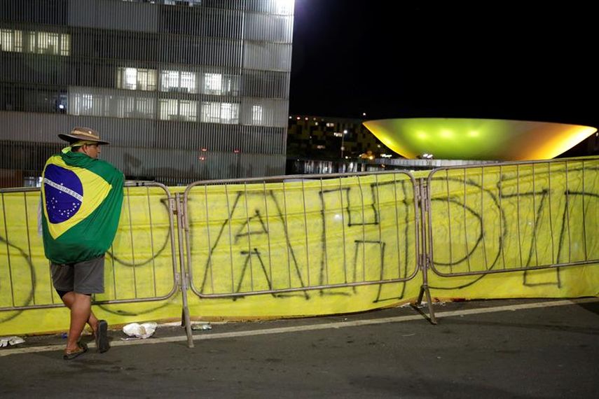  Un detractor del Gobierno protesta en los alrededores del Senado en Brasilia este lunes. Simpatizantes y detractores de Dilma Rousseff se concentraron en las principales ciudades de Brasil para mostrar su posición ante el proceso de destitución de la