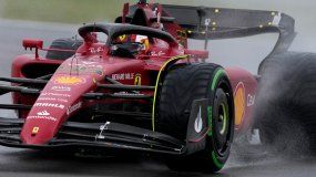 El español Carlos Sainz con Ferrari corre en la clasificación para el Gran Premio Británico de la Fórmula Uno en Silverstone, Inglaterra, sábado 2 de julio de 2022. Sainz ganó la primera posición de partida para la carrera del domingo. 