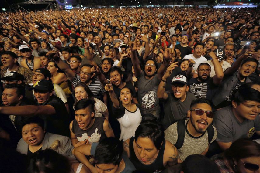 Admiradores gritan mientras la banda Molotov se presenta en el Festival Vive Latino en la Ciudad de M&eacute;xico el s&aacute;bado 17 de marzo de 2018. El Vive Latino debutar&aacute; en Zaragoza, Espa&ntilde;a el 11 y 12 de septiembre de 2020.&nbsp;