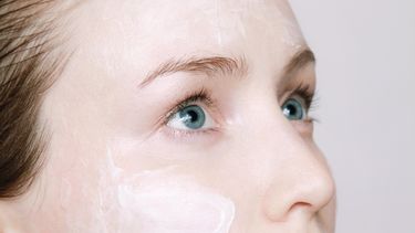 La atención de la piel implica lavarse con agua tibia y emplear jabones suaves, que no causen irritación