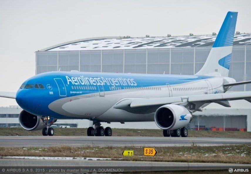 Un avión propiedad de la empresa Aerolíneas Argentinas.