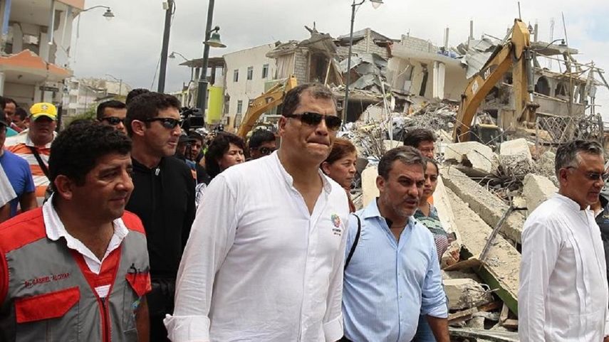 Imagen de archivo del presidente ecuatoriano Rafael Correa recorriendo las zonas afectadas por el terremoto que azotó el país en abril de 2016.