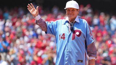 El exjugador de los Filis de Filadelfia, Pete Rose, saluda a la multitud antes del partido contra los Nacionales de Washington en el Citizens Bank Park, el 7 de agosto de 2022 en Filadelfia, Pensilvania.