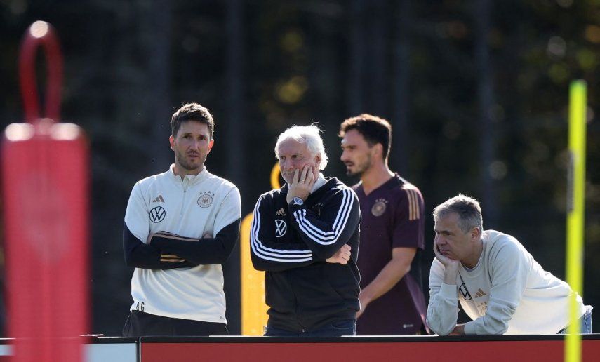 El entrenador de Alemania, Rudi Voller (centro), conversa con otros miembros del cuerpo técnico de la selección durante una práctica, el 10 de octubre de 2023.