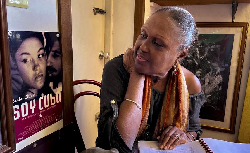 La actriz cubana Luz María Collazo mira un cartel de la película ruso-cubana Soy Cuba que protagonizó, durante una entrevista con AFP en su departamento de Nuevo Vedado, en La Habana, el 16 de marzo.