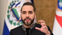 El presidente de El Salvador, Nayib Bukele, habla durante una conferencia de prensa conjunta con la presidenta de Costa Rica, Laura Fernández, en el Palacio Presidencial de San Salvador, el 16 de octubre de 2026.