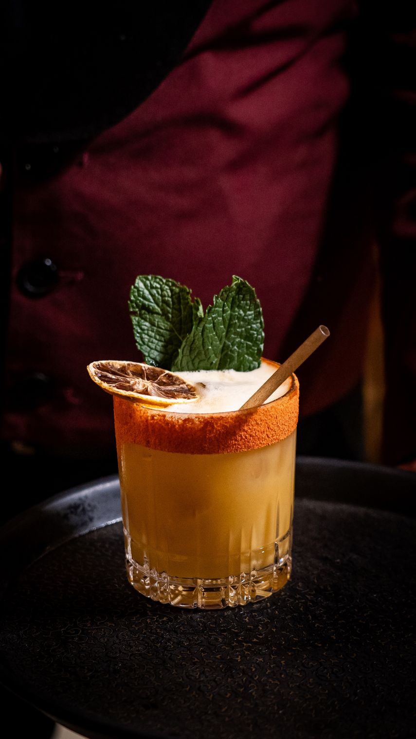 El glamur forma parte de la visualidad del menú en Aromas del Perú.