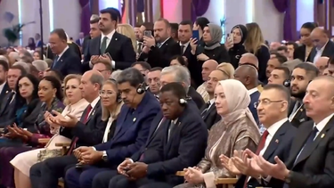 El dictador Nicolás Maduro se le observa rezando durante un rito religioso musulmán durante la ceremonia de asunción del presidente turco, Recep Tayyip Erdogan, en Ankara.