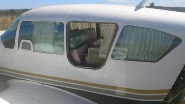 Vista parcial de la aeronave capturada hacia el interior del estado de Goiás, en Brasil, con más de 600 kilos de cocaína.