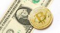 Moneda de bitcoin sobre un dólar. Moneda de bitcoin sobre un dólar.