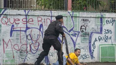 Un policía detiene a un manifestante en Managua, Nicaragua.&nbsp;