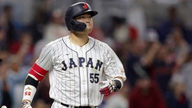 Munetaka Murakami observa su jonrón solitario en la segunda entrada contra el equipo de Estados Unidos durante el Campeonato Clásico Mundial de Béisbol en el loanDepot Park el 21 de marzo de 2023 en Miami, Florida.