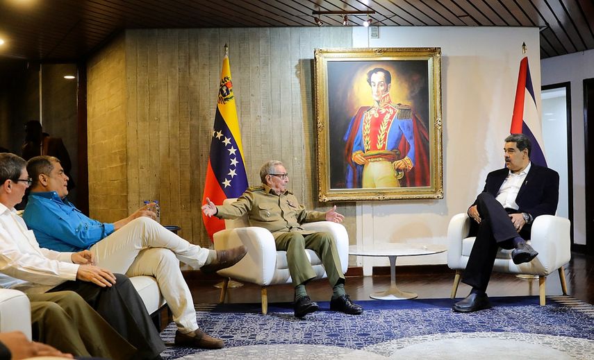 Foto del folleto publicada por la oficina de prensa de la dictadura de Venezuela que muestra al tirano Nicolás Maduro (derecha), hablando con el mandatario del régimen de Cuba, Raúl Castro, y el expresidente de Ecuador, Rafael Correa (segundo a la izquierda)