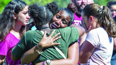 Estudiantes de la secundaria Marjory Stoneman Douglas momentos después de que Nikolas Cruz abriera fuego y asesinara 17 personas en el interior de las instalaciones del plantel educativo.