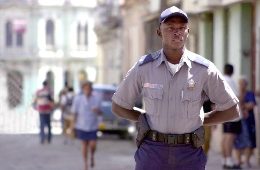 Un agente de la Policia cubana vigila una calle en La Habana.