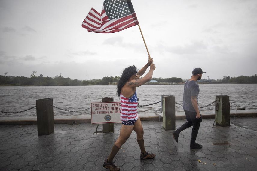Las autoridades y meteorólogos se afanan en insistir en que la gente no baje la guardia y sea presa de un falso sentimiento de seguridad al ver que&nbsp;Florence&nbsp;ha bajado de categoría 2 desde el nivel 4 que tenía este miércoles al disminuir la fuerza de sus vientos en 40 millas por hora (65 km/h).