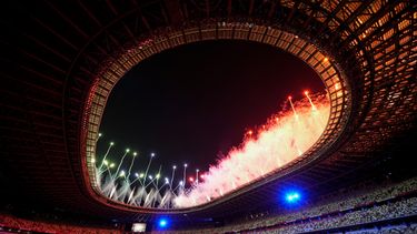 Fuegos artificiales iluminan el Estadio Olímpico tras la clausura de los Juegos Olímpicos de Tokio, el domingo 8 de agosto de 2021 luego de cumplir todos los deportes de la cita