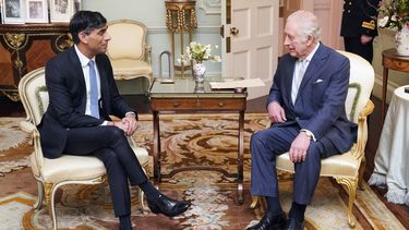 El rey Carlos III de Gran Bretaña habla con el primer ministro británico Rishi Sunak en el Palacio de Buckingham, en el centro de Londres, el 21 de febrero de 2024 para su primera audiencia en persona desde el diagnóstico de cáncer del monarca.