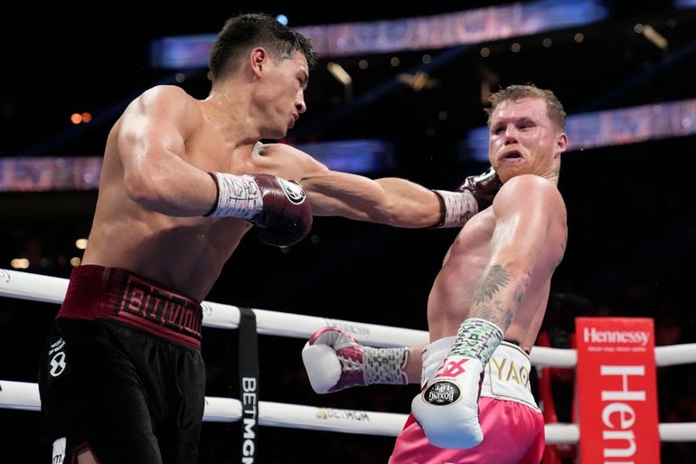 Dmitry Bivol, izquierda, de Kirguistán, lanza un puñetazo contra Canelo Álvarez, de México, durante una pelea por el título de peso semipesado, el sábado 7 de mayo de 2022 en Las Vegas. 