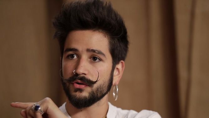 En esta fotografía de archivo del 16 de septiembre de 2019, el cantante colombiano Camilo charla durante una entrevista en Sony Music Latin en Miami. Camilo lanza su álbum debut “Por primera vez” el 17 de abril de 2020 con colaboraciones de Shakira, Pedro Capó, Christian Nodal y su esposa Evaluna Montaner.&nbsp;