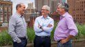 En esta foto suministrada por Apple Inc., el comisioinado de la MLS Don Garber (izquierda), el CEO de Apple Tim Cook (centro) y el vicepresidente de servicios de Apple Eddy Cue charlan en Nueva York, el 8 de junio de 2022.   