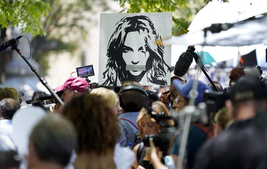 Un retrato de Britney Spears sobre simpatizantes y reporteros fuera del tribunal donde se realiza una audiencia sobre la tutela de la cantante en la corte Stanley Mosk el miércoles 23 de junio de 2021 en Los Angeles.&nbsp;