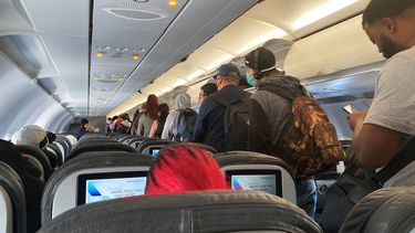 Pasajeros se preparan para salir de un vuelo de American Airlines en el Aeropuerto Internacional de Los Ángeles. 