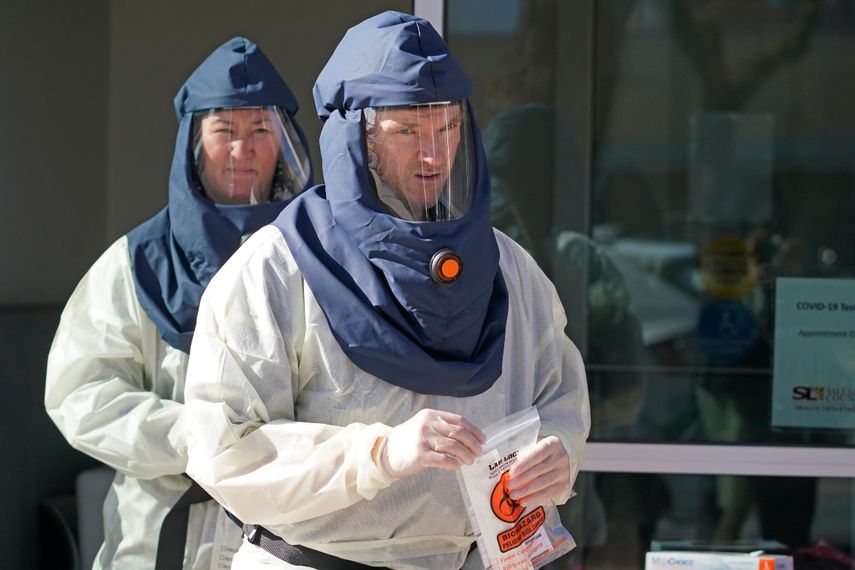 En esta fotografía del 3 de noviembre de 2020, enfermeros del Departamento de Salud del condado Salt Lake caminan en un sitio de pruebas de coronavirus afuera de la agencia en Salt Lake City.&nbsp;