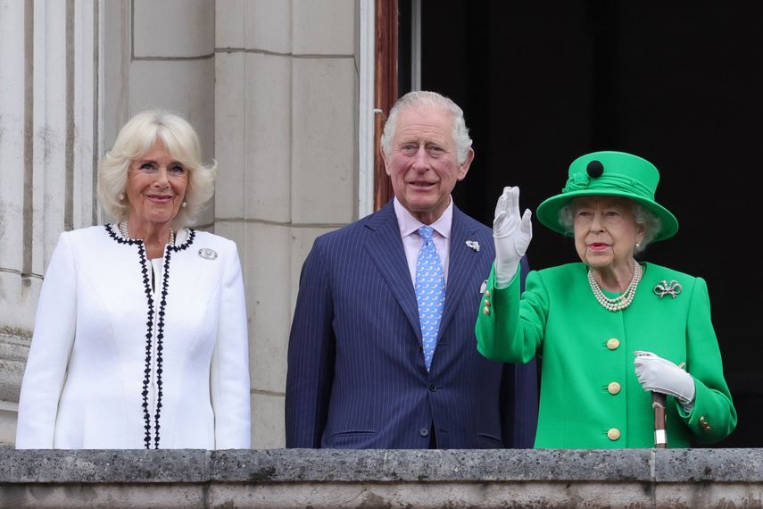 La reina Isabel II de Gran Bretaña saluda a la multitud desde el balcón del Palacio de Buckingham junto a Camilla, duquesa de Cornualles, y el príncipe Carlos, príncipe de Gales, al final del evento de platino en Londres, el 5 de junio de 2022 como parte de la celebraciones del jubileo de platino.