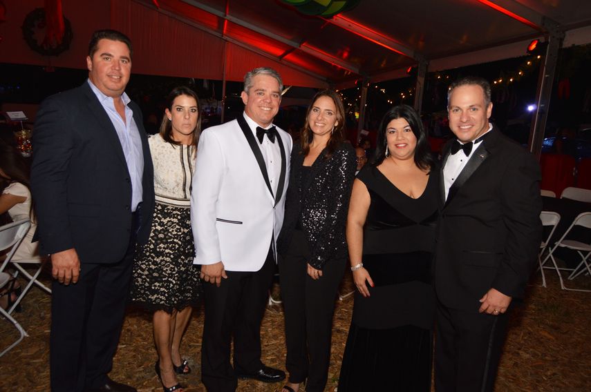 Gerry y Susán Jiménez, Ross y Lisa Jiménez, y Viviana y Jesús Lebeña asistieron a la gala del Club Kiwanis.