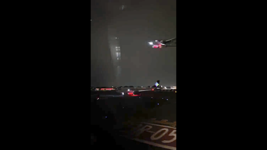 Momento en que el avión evita aterrizar para no chocar con otro que estaba en la pista.&nbsp;