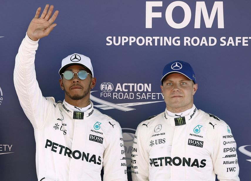 El piloto británico de Fórmula 1, Lewis&nbsp;Hamilton&nbsp;(izquierda), del equipo Mercedes, celebra la primera posición junto a su compañero de equipo el piloto finlandés Valtteri Bottas