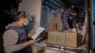 Trabajadores de la Oficina Nacional de Procesos Electorales del Perú (ONPE) distribuyen material electoral en centros de votación en Callao, cerca de Lima, el 5 de junio de 2021 antes de la segunda vuelta de las elecciones presidenciales del 6 de junio.