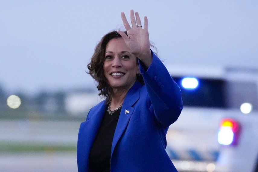 La candidata presidencial demócrata Kamala Harris saluda a su llegada al Aeropuerto Internacional OHare, el domingo 18 de agosto de 2024, en Chicago.&nbsp;