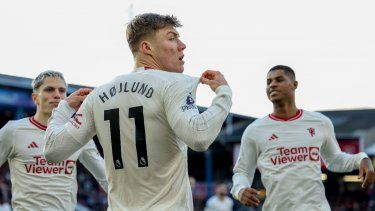 Rasmus Hojlund festeja tras marcar el primer gol del Manchester United en la victoria 2-1 ante Luton Town en la Liga Premier, el domingo 18 de febrero de 2024.&nbsp;