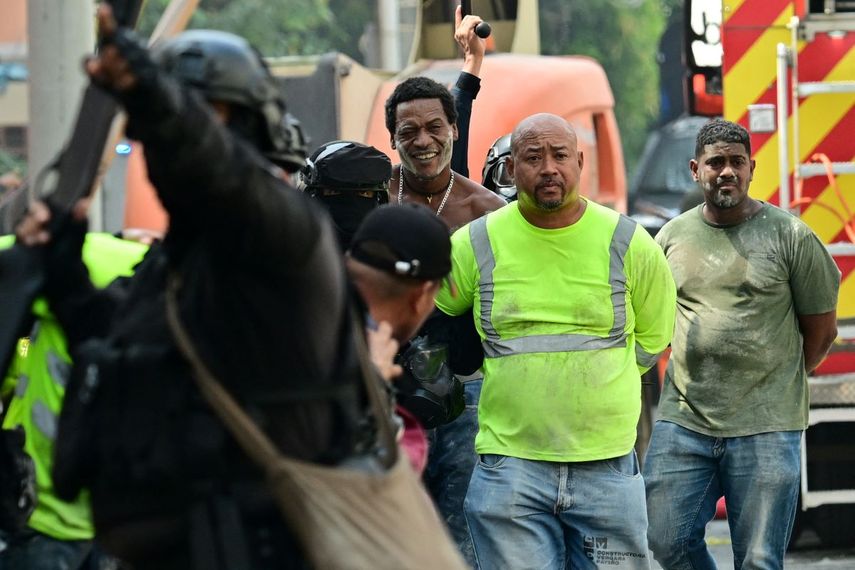 Los manifestantes son detenidos por agentes de la policía antidisturbios durante una protesta contra un proyecto de ley que está siendo discutido por la Cámara de Diputados para aumentar la edad de jubilación en tres años en la Ciudad de Panamá el 12 de febrero de 2025.&nbsp;&nbsp;