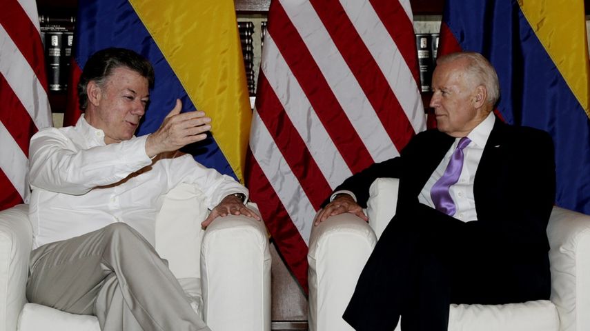 El presidente de&nbsp;Colombia, Juan Manuel Santos (i), habla con el vicepresidente de Estados Unidos, Joe Biden (d), durante su encuentro en la Casa de Huéspedes Ilustres este jueves 1 de diciembre de 2016, en Cartagena, Colombia.