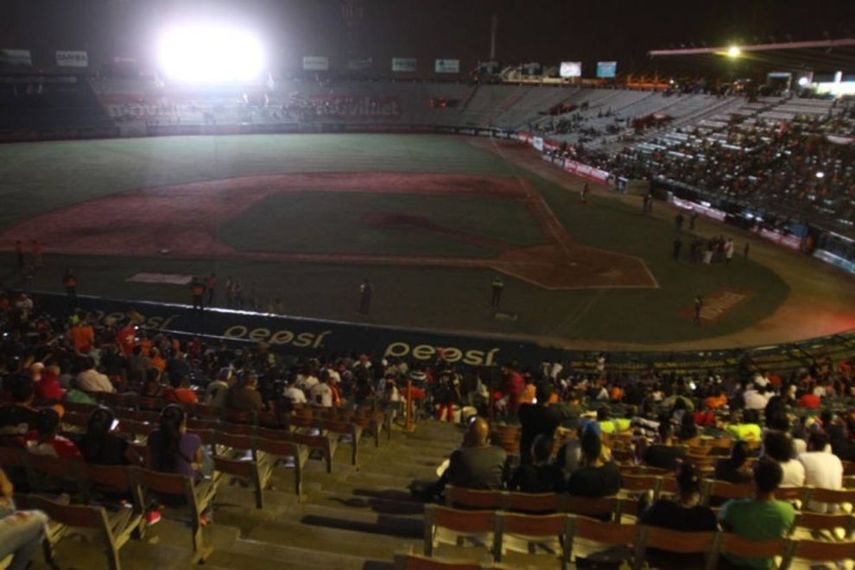 Desde la temporada pasada, las ineficiencias del régimen venezolano ha afectado el pasatiempo de los venezolanos en el estado Zulia y para el inicio de la campaña el recinto no contaba con el alumbrado necesario para alabergar los juegos de Águilas como homeclub.