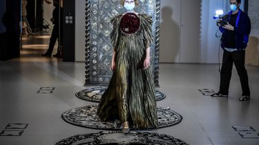 Una modelo presenta una creación de Christian Dior durante una sesión de prueba en la casa de moda de alta costura en París el 20 de enero de 2021.&nbsp;