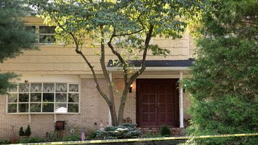 Esta fotografía muestra la casa de la juez Esther Salas en Nueva Jersey el lunes 20 de julio de 2020, donde un hombre armado mató a tiros a su hijo de 20 años e hirió a su marido. 