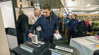 Un hombre vota en las elecciones municipales holandesas que coinciden este 21 de marzo con el referéndum de la Ley de Servicios de Inteligencia y Seguridad del país.&nbsp;