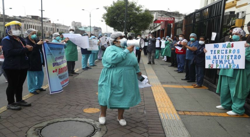 Trabajadores de la salud protestan en demanda de equipo de protecci&oacute;n personal afuera del hospital Rebagliati en medio de la pandemia del nuevo coronavirus en Lima, Per&uacute;, el mi&eacute;rcoles 17 de junio de 2020.&nbsp;