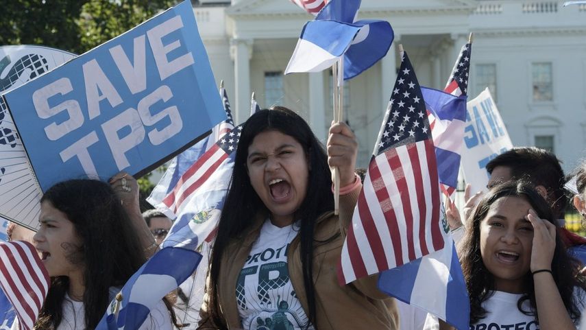 Inmigrantes beneficiados por el TPS piden que se mantenga el programa ante la Casa Blanca