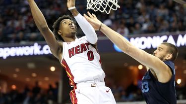 Miami, que perdió por quinta vez en los últimos seis partidos y quedó fuera del octavo lugar de la Conferencia Este, el último que da derecho a estar en los playoffs y que ahora corresponde a los Pistons de Detroit, que tuvieron jornada de descanso.