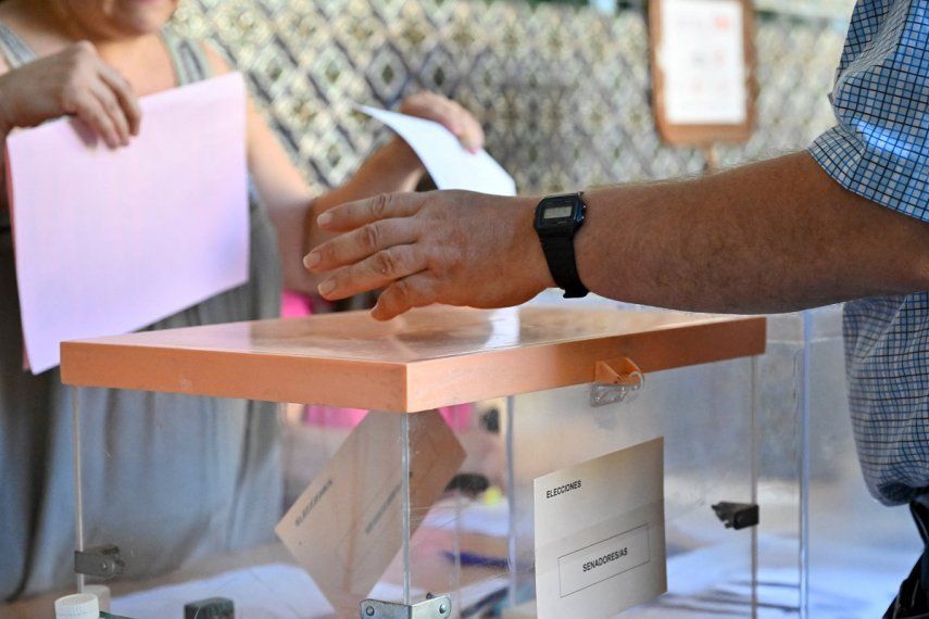 Un hombre deposita su voto en un colegio electoral en Madrid, durante las elecciones generales de España el 23 de julio de 2023.&nbsp;