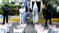 El vocero de la Dirección Nacional de Control de Drogas, Carlos Devers en compañía de un oficial de la Armada de la República Dominicana, mientras ofrecen información de la droga incautada. El vocero de la Dirección Nacional de Control de Drogas, Carlos Devers en compañía de un oficial de la Armada de la República Dominicana, mientras ofrecen información de la droga incautada.