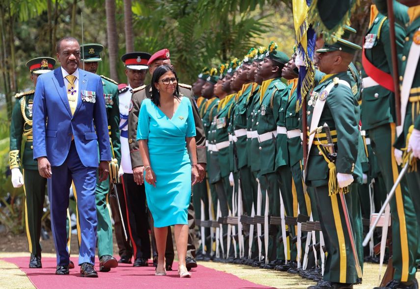 El presidente de Barbados, Jeffrey Bostic (izquierda), junto a Delcy Rodríguez (derecha), caminando durante una visita oficial a Bridgetown el 27 de abril de 2026.